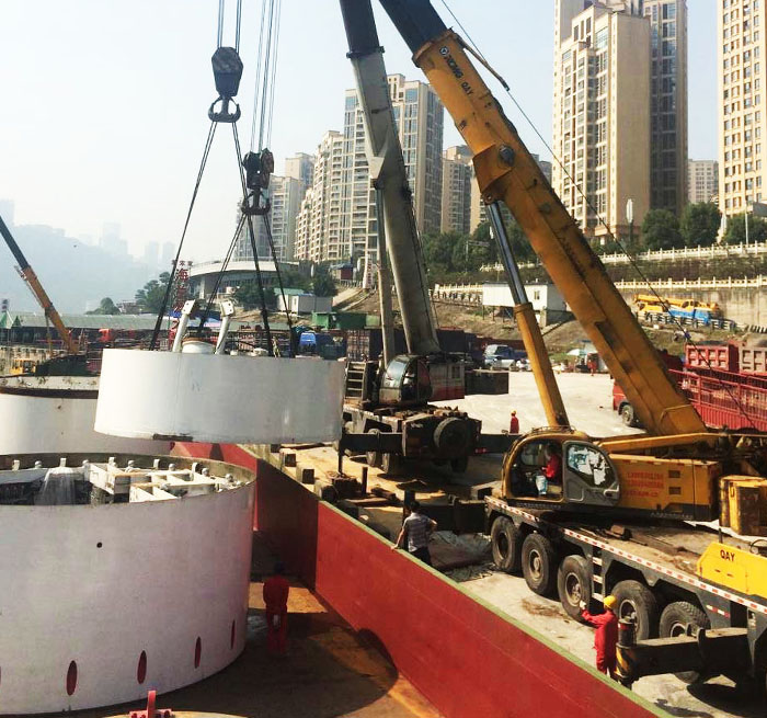 登封吊车作业中