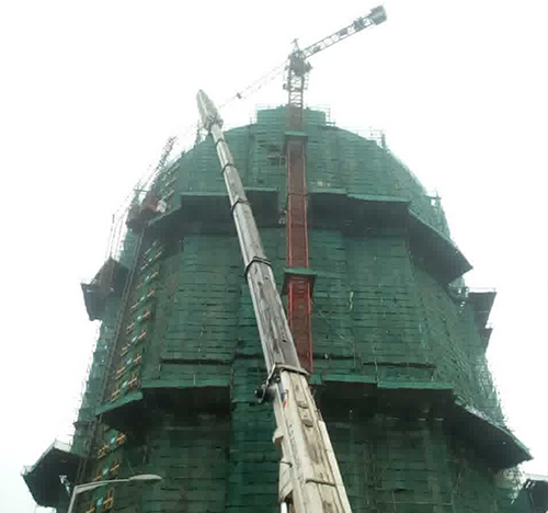 登封吊车在工地上作业